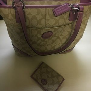 Coach signature shoulder bag and matching wallet💞